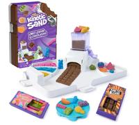 Kinetic Sand, Sweet Station with 453 g Mouldable Play Sand, Candy Bar Storage Case and 8 Tools and Moulds, Play Food-Themed and Arts and Crafts Sensory Toys for Kids Ages 5 and up