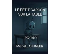 Le petit garçon sur la table