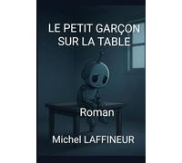 Le petit garçon sur la table