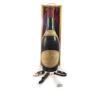 Le Piat de Beaujolais 1968 Piat Pere & Fils MAGNUM (Red wine) in a wooden presentation box with four wine accessories, 1 x 1500ml