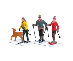 LEMAX Build your village set figurines skiers with dog 14.5x4.5x7.5hcm