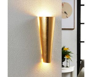 Lindby Perfectly shaped Conan wall light in gold