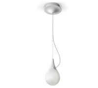 Licht und Wasser im Einklang: Liquid Light 2XS Pendelleuchte von Next Mit leuchtenden Tropfen in verschiedenen Formen setzt Liquid Light individuelle Akzente und spendet jedem Raum angenehm warmes Licht. Tropfen, die scheinbar schwerelos in der Luft verweilen , die Wand herabrinnen, einen sanften Lichtregen bilden oder wie eine zähe Flüssigkeit aus der Decke schmelzen. Die mehrfach ausgezeichnete Leuchtenserie ist eine markante Bereicherung für jede Architektur. Variantenreich Sie können die Liquid Light 2XS Pendelleuchte in verschiedenen Ausführungen bei uns im Onlineshop bestellen. So finden Sie für jeden Bedarf die passende Beleuchtung - ob Einzel- oder 3er-Pendelleuchte für den Wohnbereich oder das Schlafzimmer bis hin zur 5er-Pendelleuchte an einer Schiene , die sich ideal über dem Esstisch macht. Technische Details LED | 220 V | 365 - 1460 lm | 2700 K | CRI85 | IP20 | phasendimmbar Energieklasse: A+ Material: weißes PE Inklusive Leuchtmittel und Treiber