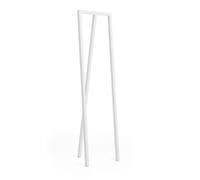 Der Loop Stand Hall Bock von Hay designed von Leif Jorgensen ist eine Vereinfachung des Sägebocks, wie man ihn aus der Industrie kennt, und ist aus drei Standbeinen geformt. Vielseitigkeit Die Böcke sind in drei verschiedenen Höhen erhältlich - für Couchtisch, Esstisch und einen etwas höheren Arbeitstisch - und die Garderobenständer gibt es mit zwei verschiedenen Breiten. Inspiriert durch die traditionellen Industrieböcke sind sie in einer einfachen Formensprache gehalten, die das Grafische und Räumliche betont Die Loop Stand Hall Böcke von Hay designed von Leif Jorgensen sind ergibig und stabil.