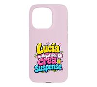 Lucía no llega tarde, crea suspense humor frase divertida Case for iPhone 15 Pro