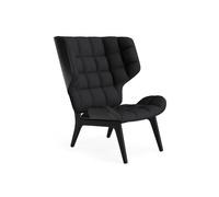 Klassiker: Mammoth Chair Sessel Stoffbezug von NORR11 Elegante Linien, schwungvolle Rundungen und ein expressionistischer Ausdruck - dieser Stuhlklassiker sollte in keiner Wohnung, in der Wert auf Design gelegt wird, fehlen. Seine ausladenden Formen weckten bei den Designern Knut Bendik Humlevik und Rune Krøjgaard die Assoziation mit einem stolzen Mammut - daher der vielversprechende Name Mammoth Chair. Sein Design ist an das amerikanische Wohmöbeldesign der 50er Jahre angelehnt, das für eine gehobene Wohnkultur spricht. So bringen Sie einen bezaubernden Retro-Charme in Ihr Zuhause. Durch die ausladenden Polster und Formen von Sitz und Rücken entsteht ein großartiger Sitzkomfort. „Funktionalität ist für mich ein Schlüsselfaktor und kann nie ignoriert werden. Wenn ich also in einem Produkt Stil und Funktionalität pur erreichen kann, bin ich froh.“ - Knut Bendik Humlevik Designteam Krøjgaard + Humlevik Rune Krøjgaard absolvierte sein Studium für Gestaltung und Industriedesign an der Royal Danish Academy Of Fine Arts . Seine Entwürfe zeichnen sich durch ein hohes Verständnis für Materialien und deren Eigenschaften sowie Formen und Dimensionen eines Körpers aus. Seine nordischen Wurzeln und die Verbundenheit mit klassischen skandinavischen Traditionen zeigen sich zudem in seinen Arbeiten. Er arbeitet seit 2007 eng mit dem norwegischen Designer Knut Bendik Humlevik zusammen. Er studierte an der königlichen Akademie der schönen Künste und der School of Architecture in Kopenhagen . Humleviks Interesse an der Gesamtheit und der Dynamik von Entwürfen und Kreationen ist groß. Zusammen entwerfen die beiden Designer Produkte die von Funktionalität und Stilreinheit geprägt sind. Schlüsselwörter ihrer Zusammenarbeit sind Einfachheit, Ästhetik und Komfort. NORR11 - Skandinavisches Design Der dänische Möbelhersteller NORR11 wurde 2011 gegründet . Im Fokus des Unternehmens steht es das Verständnis von skandinavischem Design neu zu definieren , zu überdenken und so zeitlose Möbelstücke zu schaffen, die Gegenwart und Vergangenheit miteinander verbinden. Erreicht wird dieses Ziel durch die Zusammenarbeit mit innovativen jungen Designern . So entstehen Produkte von hervorragender Handwerkskunst und Qualität. Material und Format Der Mammoth Chair wird handgefertigt und besteht aus massivem Eichenholz als Gestell und Eichenfurniert für Sitz- und Rückenfläche. Das Holz ist in verschiedenen Farben erhältlich. Der Sessel ist gepolstert und mit einem Stoffbezug versehen, der in verschiedenen Varianten erhältlich ist. Er ist 89 cm breit, 87 cm tief und 104 cm hoch. Die Sitzhöhe liegt bei 35,5 cm. Bezugsmaterial: Canvas: 90% Schurwolle (Kammgarn) 10% Nylon Barnum Bouclé: 45% Baumwolle, 19% Viscose, 15% Wolle, 13% Acetat, 8% Nylon Fame: 95% Neuseelandwolle, 5% Polyamid Hallingdal: 70% Schurwolle 30% Viskose