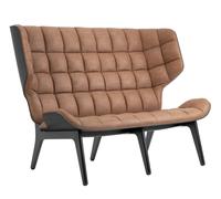 Eleganz pur: Mammoth Sofa von NORR11 Der Komfort eines Loungesessels aber die Maße einer 2-Sitzer Bank - mit seinen einladenden Flügel vermittelt das Mammoth Sofa von NORR11 ein Gefühl von Privatsphäre und Gelassenheit . So eignet sich das Sofa hervorragend für den Einsatz im öffentlichen Bereich , wie in Hotellobbys oder im modernen Arbeitsbereich. Das Sofa wird handgefertigt und lässt sich perfekt mit anderen Produkten der Mammoth Serie kombinieren. Designteam Krøjgaard + Humlevik Rune Krøjgaard absolvierte sein Studium für Gestaltung und Industriedesign an der Royal Danish Academy Of Fine Arts . Seine Entwürfe zeichnen sich durch ein hohes Verständnis für Materialien und deren Eigenschaften sowie Formen und Dimensionen eines Körpers aus. Seine nordischen Wurzeln und die Verbundenheit mit klassischen skandinavischen Traditionen zeigen sich zudem in seinen Arbeiten. Er arbeitet seit 2007 eng mit dem norwegischen Designer Knut Bendik Humlevik zusammen. Er studierte an der königlichen Akademie der schönen Künste und der School of Architecture in Kopenhagen . Humleviks Interesse an der Gesamtheit und der Dynamik von Entwürfen und Kreationen ist groß. Zusammen entwerfen die beiden Designer Produkte die von Funktionalität und Stilreinheit geprägt sind. Schlüsselwörter ihrer Zusammenarbeit sind Einfachheit, Ästhetik und Komfort. NORR11 - Skandinavisches Design Der dänische Möbelhersteller NORR11 wurde 2011 gegründet . Im Fokus des Unternehmens steht es das Verständnis von skandinavischem Design neu zu definieren , zu überdenken und so zeitlose Möbelstücke zu schaffen, die Gegenwart und Vergangenheit miteinander verbinden. Erreicht wird dieses Ziel durch die Zusammenarbeit mit innovativen jungen Designern . So entstehen Produkte von hervorragender Handwerkskunst und Qualität. Material und Format Das Mammoth Sofa ist aus massivem Eichenholz als Gestell und Eichenfurnier für Sitz- und Rückenfläche. Das Holz ist in verschiedenen Farben erhältlich. Das Sofa ist gepolstert und mit einem Lederbezug versehen, der in verschiedenen Varianten erhältlich ist. Es ist 151 cm breit, 87 cm tief und 104 cm hoch. Die Sitzhöhe liegt bei 35,5 cm. Bezugsmaterial: Dunes Leder