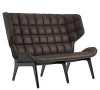 Eleganz pur: Mammoth Sofa von NORR11 Der Komfort eines Loungesessels aber die Maße einer 2-Sitzer Bank - mit seinen einladenden Flügel vermittelt das Mammoth Sofa von NORR11 ein Gefühl von Privatsphäre und Gelassenheit . So eignet sich das Sofa hervorragend für den Einsatz im öffentlichen Bereich , wie in Hotellobbys oder im modernen Arbeitsbereich. Das Sofa wird handgefertigt und lässt sich perfekt mit anderen Produkten der Mammoth Serie kombinieren. Designteam Krøjgaard + Humlevik Rune Krøjgaard absolvierte sein Studium für Gestaltung und Industriedesign an der Royal Danish Academy Of Fine Arts . Seine Entwürfe zeichnen sich durch ein hohes Verständnis für Materialien und deren Eigenschaften sowie Formen und Dimensionen eines Körpers aus. Seine nordischen Wurzeln und die Verbundenheit mit klassischen skandinavischen Traditionen zeigen sich zudem in seinen Arbeiten. Er arbeitet seit 2007 eng mit dem norwegischen Designer Knut Bendik Humlevik zusammen. Er studierte an der königlichen Akademie der schönen Künste und der School of Architecture in Kopenhagen . Humleviks Interesse an der Gesamtheit und der Dynamik von Entwürfen und Kreationen ist groß. Zusammen entwerfen die beiden Designer Produkte die von Funktionalität und Stilreinheit geprägt sind. Schlüsselwörter ihrer Zusammenarbeit sind Einfachheit, Ästhetik und Komfort. NORR11 - Skandinavisches Design Der dänische Möbelhersteller NORR11 wurde 2011 gegründet . Im Fokus des Unternehmens steht es das Verständnis von skandinavischem Design neu zu definieren , zu überdenken und so zeitlose Möbelstücke zu schaffen, die Gegenwart und Vergangenheit miteinander verbinden. Erreicht wird dieses Ziel durch die Zusammenarbeit mit innovativen jungen Designern . So entstehen Produkte von hervorragender Handwerkskunst und Qualität. Material und Format Das Mammoth Sofa ist aus massivem Eichenholz als Gestell und Eichenfurnier für Sitz- und Rückenfläche. Das Holz ist in verschiedenen Farben erhältlich. Das Sofa ist gepolstert und mit einem Lederbezug versehen, der in verschiedenen Varianten erhältlich ist. Es ist 151 cm breit, 87 cm tief und 104 cm hoch. Die Sitzhöhe liegt bei 35,5 cm. Bezugsmaterial: Dunes Leder