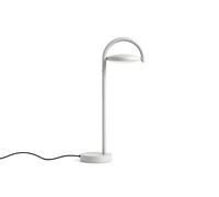 Schlichte Gestalt: Marselis Table Lamp Tischleuchte von Hay Gebogene Rohre, die um örtliche Straßenschilder verlaufen dienten dem Designduo Kaschkasch als Inspirationsquelle für die Marselis Leuchte . Die Lichtquelle selbst sitzt in einer kreisförmigen Kippscheibe , so dass sowohl ein indirektes Umgebungslicht als auch ein direkter Arbeitslichtstrahl erzeugt werden können. Designduo Kaschkasch Das Designduo Kaschkasch besteht aus Florian Kallus und Sebastian Schneider . Es wurde 2011 gegründet mit dem Schwerpunkt Möbel, Licht und Art Direction und dem Ziel Funktion und Eleganz in markanten Stücken zu einen. Material und Format Die Leuchte besteht aus pulverbeschichtetem Aluminiumdruckguss und aus Stahl . Die Lichtquelle ist eine spritzgegossene, opaleszierende Polycarbonatlinse . Die Leuchte ist in verschiedenen Farben erhältlich und misst 10 cm in der Breite, 20 cm in der Tiefe und 38 cm in der Höhe.
