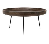 Indische Handwerkskunst: Bowl Tisch von Mater In Indien gefertigt, zeigt der Bowl Tisch von Mater die Fähigkeiten der Kharadi , einer indischen Holzdreherei, die lokale Handwerkskunst unterstützt. Das Material für den Bowl Tisch wird aus nachhaltigem Mangoholz gewonnen, das bei dem Handel mit der Frucht als Abfallprodukt zurückbleibt. Material und Format Neben der Tischplatte aus Mangoholz besteht der Bowl Tisch aus einem Gestell aus Stahl . Die hohlen Stahlstangen können für den Transport einfach abgenommen werden. Der Tisch ist in drei Größen hier im Onlineshop erhältlich: Medium, Large und Extra Large . Auch, was die Farbe angeht haben Sie die Qual der Wahl: Schwarz, Sirka-Grau oder lieber Natur? Medium: Durchmesser 46 cm | Höhe 52 cm Large: Durchmesser 52 cm | Höhe 46 cm Extra-Large: Durchmesser 75 cm | Höhe 38 cm