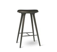 Klassische Schönheit: Stool Hocker Eiche sirka-grau von Mater Als Sinnbild eines Barhockers im New Danish Classic Stil wurde der Mater Stool Hocker in sirka-grauer gebeizter Eiche vom dänischen Archit