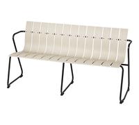 Wellenlook: Ocean Outdoor Bank Mater Schon der Ocean Chair hat sich in Dänemark zu einer Designikone entwickelt und gerade in Nachhaltigkeitskreisen Begeisterungsstürme ausgelöst. Nun bringt Mater die Themen Design und Recycling in einer größeren Sitzgelegenheit auf perfekte Weise zusammen - und zwar mit der Ocean Bench! Ocean steht auch hier ganz klar für nachhaltiges und innovatives Denken . Das Design Die Ocean Kollektion zählt bereits zu den dänischen Designklassikern und basiert auf dem Original-Design von Jørgen & Nanna Ditzel aus dem Jahr 1955 . Nanna Ditzel wurde 1923 in Kopenhagen geboren und war eine Möbel-, Textil- und Schmuckdesignerin. Viele ihrer Entwürfe wurden ausgezeichnet, zum Beispiel mit dem Lunning-Preis. Jørgen Ditzel war Architekt und der erste Ehemann von Nanna Ditzel. Zusammen waren sie ein echtes Design-Dreamteam. Material und Format Aus was die schöne Ocean Bench besteht? Zu einem großen Teil aus dem, was unschöner Weise so im Meer umherschwimmt, wie ausrangierte Fischernetze und Hartkunststoff. Satte 3,2 kg davon stecken in einer einzigen Ocean Bank! Das Gestell wird aus brüniertem Stahl gefertigt. Die Outdoor-Bank ist 157 cm breit, 58 cm tief und 81 cm hoch. Die Sitzhöhe beträgt komfortable 46 cm , die Armlehnen haben eine Höhe von 67 cm. Die formschöne Bank ist in Schwarz und in Sand erhältlich . Bei fehlendem Entscheidungswillen empfiehlt es sich, einfach beide Varianten zu bestellen. Material für Farben Schwarz und Sand : 80% Oceanix - recycelter Plastikmüll aus dem Meer, Fischernetze Material für Farbe OC2 Grün : Lamellen aus ausrangierten Bierfässern gemischt mit recyceltem Hartplastik.