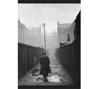 Media Storehouse A Man in the Gorbals Backstreet, Glasgow 1948 Print - Poster Print A2 (59.4 x 42cm) (11675126)