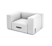 Ein Komfort-Erlebnis: Miami Outdoor Sofa Lounger von Conmoto Mit dem Sofa Lounger aus der Kollektion Miami lässt sich eine gemütliche Sitzlandschaft im eigenen Zuhause schaffen. Ob drinnen oder draußen , das Sofa Element lässt sich dank des wasserabweisenden Stoffes und der puristischen Optik überall platzieren. Mit einer Schaumstoffhöhe von 12 cm im Sitzbereich bietet das Modul einen angenehmen Sitzkomfort . Auch die Rückenlehne ist mit 8 cm Schaum gut gepolstert und lädt zum Anlehnen ein. Besondere Details sind der zentrale Soft-Touch-Griff und die Kufen an der Unterseite des Moduls. Modulare Sofaelemente - die Miami Kollektion Durch das modulare Sofasystem , die verschiedenen Module und Farbvarianten bietet die Miami Collection zahlreiche Gestaltungsmöglichkeiten für den Innen- und Außenbereich . So individuell wie Wohnräume sein können, so individuell lässt sich auch ein modulares Miami Sofa zusammenstellen. Material und Format Das Innenleben des Sofaelements besteht aus robusten, witterungsbeständigen Siebdruckplatten, Schaumstoff und wasserdichten Nosagfedern, die für zusätzliche Elastizität sorgen. Die Oberfläche besteht aus OEKO-TEX® zertifiziertem Sunbrella Acryl . Dieses Gewebe ist bekannt für seinen Einsatz im Außenbereich. Sunbrella ist nicht nur resistent gegen Nässe und Schimmel , sondern auch schadstofffrei und atmungsaktiv. Die senkrechten Nähte sind mit Quellgarn versiegelt, um Feuchtigkeit abzuweisen. Unter dem Element befindet sich ein Kunststoffnetz , das für Luftzirkulation sorgt und gleichzeitig das Eindringen von Ungeziefer verhindert. Der Lounger misst 123 cm in der Breite, 92 cm in der Tiefe und 64 cm in der Höhe. Die Sitzhöhe beträgt 38 cm und die Sitztiefe 68 cm.