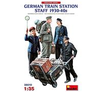 Miniart 1: 35 - German Train Station Staff 1930-40'S