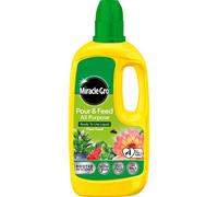 Miracle-Gro Pour & Feed Liquid Universal Plant Feed, 1L