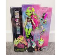 Monster High Venus McFlytrap Fashion Doll with Pet Chewlian and Accessories