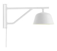 Moderner Ausdruck: Ambit Wall Lamp Wandleuchte von Muuto Subtile Details erzeugen einen ruhigen und modernen Ausdruck , der von der Ambit Wall Lamp von Muuto ausgeht. Die Leuchte hat einen drehbaren Arm und so kann das Licht ganz nach den eigenen Bedürfnissen und dem Einsatzweck und -ort eingestellt werden. Die Leuchte lässt sich u m eine Achse von 120 Grad von der Wandhalterung aus verstellen. Der Lampenschirm kann zusätzlich um je 60 Grad in beide Richtungen gedreht werden. So besteht die Möglichkeit zwischen direktem und indirektem Licht zu wählen. TAF Studio Das TAF Studio ist ein in Stockholm ansässiges Design- und Architekturbüro, das von Gabriella Gustafson und Mattias Ståhlbom gegründet wurde und daran arbeitet, einheimischen Produkten durch raffiniertes Design neues Leben einzuhauchen. Ihr Ziel ist es das gewohnte Leben durch subtile, aber effektive Änderungen in bekannten Produkten weniger gewöhnlich zu machen. Material und Format Sowohl Lampenschirm, Armhalterung als auch Wandhalterung der Leuchte bestehen aus Aluminium. Das Kabel besteht aus PVC . Die Leuchte ist 16,7 cm breit, 40,7 cm tief und 19,5 cm hoch.