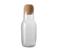 Eine Wasserkaraffe der besonderen Art ist Corky , entworfen von Andreas Engesvik für Muuto . Skandinavisches Glasdesign Vorbild für die elegante Wasserflasche mit Korkverschluss war der archetypische Entwurf einer klassischen Flasche . Im skandinavischen Stil gestaltet überzeugt die Designer Karaffe durch die gelungene Kombination aus Glas und Kork. Während der Korpus aus Glas besteht, dient als Verschluss eine überdimensionierte Korkkugel . Die außergewöhnliche Glaskaraffe wird auf jedem Tisch zum Blickfang! Fertigung und Pflege Die Designer Glaskaraffe ist mundgeblasen und wird in Handarbeit sorgsam poliert. Dennoch kann diese praktischerweise in der Spülmaschine gereinigt werden. Das Füllungsvermögen der Flasche beträgt einen Liter . Der großzügig bemessene Flaschenhals erleichtert die Reinigung zusätzlich. Sie haben außerdem die Möglichkeit, die passenden Gläser der Corky Kollektion - ebenfalls in Klar- oder Rauchglas - im 4er-Set online dazu zu bestellen . Hinweis: Dieser Artikel ist ein Einzelstück. Als Einzelstücke verkaufen wir ungebrauchte und neuwertige Artikel, die KEINE Beschädigungen aufweisen. Das können zum Beispiel Auslaufmodelle, Restposten oder Retourenartikel sein. Da die Artikel zudem oft nur in begrenzter Stückzahl vorhanden sind, sind sie für den Zwischenverkauf vorbehalten. Einzelstücke sind wie alle Designerschnäppchen vom Umtausch ausgeschlossen.