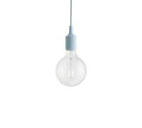 Purist: die E27 Socket lamp Pendelleuchte von Muuto. Wie kann man eine Hängeleuchte möglichst minimalistisch halten? Indem man das ganze Drumherum, sprich den Schirm , einfach weglässt und dafür die Fassung samt LED-Lampe so richtig in Szene setzt. Die E27 Socket lamp vom Designer Mattias Ståhlbom ist dafür ein Musterbeispiel. Das Ergebnis kann sich sehen lassen - das beweisen auch zahlreiche Blogeinträge und Abbildungen in Magazinen. Weiterer Vorteil: Die Muuto Hängeleuchten sind nicht nur besonders schick, sondern für Design-Lampen auch besonders erschwinglich. Der Name ist Programm Die Bezeichnung E27 ist ebenfalls nicht zufällig gewählt: E27 bezeichnet die klassische Sockelform für Glühlampen. Auch bei der Leuchten-Bezeichnung wurde sich somit auf das Wesentliche reduziert. Dezenter Eyecatcher: das auf der Fassung befindliche Muuto-Logo. Verschiedene Farben Die Devise bei Muuto: Farben über Farben! Von frischem Grasgrün über leuchtendes Meerblau bis zu sonnigem Gelb: Die E27 Design-Leuchten zeigen sich ausgesprochen farbenfroh. Und wer es doch lieber skandinavisch-clean bevorzugt, wählt die Varianten weiß, grau oder schwarz. Gut zu wissen: Bei den meisten Farben handelt es sich übrigens um Pantone-Farben. Kleiner Tipp: Die zeitlos schönen Design Pendelleuchten bieten sich geradezu zum Kombinieren an - am besten in verschiedenen Farben. Sie können E27 von Muuto zum Beispiel in Reihen hängen oder als moderne Variante eines Lüsters. Und noch ein Tipp: Wenn Sie die Muuto Leuchten in unterschiedlichen Höhen an die Decke hängen, wird das Ergebnis besonders stylish. Material und Format Die E27 Leuchte von Muuto ist aus Gummi, Silikon und Kunststoff gefertigt. Der Durchmesser der LED-Lampe beträgt 12,5 cm. Lampe und Fassung kommen auf eine Höhe von 23 cm, das PVC-Kabel auf eine Länge von vie r Metern. Das LED-Leuchtmittel ist im Lieferumfang enthalten. Da die Pendelleuchte ohne Schirm daherkommt, ist das Licht dementsprechend besonders hell. Aus diesem Grund wurde Watt-technisch einen Gang zurückgeschaltet und 40 Watt sind somit vollkommen ausreichend. Technische Daten - maximal 40 Watt, 2W LED - 220-240 V, G125 - 160 Lumen, 2500 Kelvin - CRI90 - Energieeffizienzklasse A+