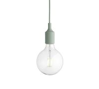 Purist: die E27 Socket lamp Pendelleuchte von Muuto. Wie kann man eine Hängeleuchte möglichst minimalistisch halten? Indem man das ganze Drumherum, sprich den Schirm , einfach weglässt und dafür die Fassung samt LED-Lampe so richtig in Szene setzt. Die E27 Socket lamp vom Designer Mattias Ståhlbom ist dafür ein Musterbeispiel. Das Ergebnis kann sich sehen lassen - das beweisen auch zahlreiche Blogeinträge und Abbildungen in Magazinen. Weiterer Vorteil: Die Muuto Hängeleuchten sind nicht nur besonders schick, sondern für Design-Lampen auch besonders erschwinglich. Der Name ist Programm Die Bezeichnung E27 ist ebenfalls nicht zufällig gewählt: E27 bezeichnet die klassische Sockelform für Glühlampen. Auch bei der Leuchten-Bezeichnung wurde sich somit auf das Wesentliche reduziert. Dezenter Eyecatcher: das auf der Fassung befindliche Muuto-Logo. Verschiedene Farben Die Devise bei Muuto: Farben über Farben! Von frischem Grasgrün über leuchtendes Meerblau bis zu sonnigem Gelb: Die E27 Design-Leuchten zeigen sich ausgesprochen farbenfroh. Und wer es doch lieber skandinavisch-clean bevorzugt, wählt die Varianten weiß, grau oder schwarz. Gut zu wissen: Bei den meisten Farben handelt es sich übrigens um Pantone-Farben. Kleiner Tipp: Die zeitlos schönen Design Pendelleuchten bieten sich geradezu zum Kombinieren an - am besten in verschiedenen Farben. Sie können E27 von Muuto zum Beispiel in Reihen hängen oder als moderne Variante eines Lüsters. Und noch ein Tipp: Wenn Sie die Muuto Leuchten in unterschiedlichen Höhen an die Decke hängen, wird das Ergebnis besonders stylish. Material und Format Die E27 Leuchte von Muuto ist aus Gummi, Silikon und Kunststoff gefertigt. Der Durchmesser der LED-Lampe beträgt 12,5 cm. Lampe und Fassung kommen auf eine Höhe von 23 cm, das PVC-Kabel auf eine Länge von vie r Metern. Das LED-Leuchtmittel ist im Lieferumfang enthalten. Den dazu gehörigen Baldachin können Sie optional online bestellen, genau wie ein Ersatz-Leuchtmittel. Da die Pendelleuchte ohne Schirm daherkommt, ist das Licht dementsprechend besonders hell. Aus diesem Grund wurde Watt-technisch einen Gang zurückgeschaltet und 40 Watt sind somit vollkommen ausreichend. Technische Daten - maximal 40 Watt, 2W LED - 220-240 V, G125 - 160 Lumen, 2500 Kelvin - CRI90 - Energieeffizienzklasse A+