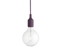 Purist: die E27 Socket lamp Pendelleuchte von Muuto. Wie kann man eine Hängeleuchte möglichst minimalistisch halten? Indem man das ganze Drumherum, sprich den Schirm , einfach weglässt und dafür die Fassung samt LED-Lampe so richtig in Szene setzt. Die E27 Socket lamp vom Designer Mattias Ståhlbom ist dafür ein Musterbeispiel. Das Ergebnis kann sich sehen lassen - das beweisen auch zahlreiche Blogeinträge und Abbildungen in Magazinen. Weiterer Vorteil: Die Muuto Hängeleuchten sind nicht nur besonders schick, sondern für Design-Lampen auch besonders erschwinglich. Der Name ist Programm Die Bezeichnung E27 ist ebenfalls nicht zufällig gewählt: E27 bezeichnet die klassische Sockelform für Glühlampen. Auch bei der Leuchten-Bezeichnung wurde sich somit auf das Wesentliche reduziert. Dezenter Eyecatcher: das auf der Fassung befindliche Muuto-Logo. Verschiedene Farben Die Devise bei Muuto: Farben über Farben! Von frischem Grasgrün über leuchtendes Meerblau bis zu sonnigem Gelb: Die E27 Design-Leuchten zeigen sich ausgesprochen farbenfroh. Und wer es doch lieber skandinavisch-clean bevorzugt, wählt die Varianten weiß, grau oder schwarz. Gut zu wissen: Bei den meisten Farben handelt es sich übrigens um Pantone-Farben. Kleiner Tipp: Die zeitlos schönen Design Pendelleuchten bieten sich geradezu zum Kombinieren an - am besten in verschiedenen Farben. Sie können E27 von Muuto zum Beispiel in Reihen hängen oder als moderne Variante eines Lüsters. Und noch ein Tipp: Wenn Sie die Muuto Leuchten in unterschiedlichen Höhen an die Decke hängen, wird das Ergebnis besonders stylish. Material und Format Die E27 Leuchte von Muuto ist aus Gummi, Silikon und Kunststoff gefertigt. Der Durchmesser der LED-Lampe beträgt 12,5 cm. Lampe und Fassung kommen auf eine Höhe von 23 cm, das PVC-Kabel auf eine Länge von vie r Metern. Das LED-Leuchtmittel ist im Lieferumfang enthalten. Da die Pendelleuchte ohne Schirm daherkommt, ist das Licht dementsprechend besonders hell. Aus diesem Grund wurde Watt-technisch einen Gang zurückgeschaltet und 40 Watt sind somit vollkommen ausreichend. Technische Daten - maximal 40 Watt, 2W LED - 220-240 V, G125 - 160 Lumen, 2500 Kelvin - CRI90 - Energieeffizienzklasse A+