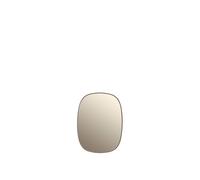 Viel mehr als nur ein Spiegel : Der neue Framed Mirror in der kleinen Ausführung von Muuto ist zugleich ein Kunstwerk für Ihre Wände. Spiegel und Designobjekt Anderssen & Voll haben mit dem Framed Mirror den klassischen Spiegel neu interpretiert. Durch zarte Tönungen des Spiegelglases, die stets mit dem Rahmen des Spiegels harmonieren, wird der Framed Mirror an jeder Wand zum Designobjekt. Varianten Die Designer Andersson & Voll haben drei Varianten des Spiegels entworfen: eine roséfarbene Ausführung mit ebenfalls roséfarbenem Glas, eine taupefarbene mit taupefarbenem Glas sowie eine graue Ausführung mit klarem Glas. Letztere eignet sich für weniger experimentierfreudige Designliebhaber, die auf den klassischen Spiegel nicht verzichten möchten. Ob einzeln oder in der Gruppe arrangiert - der Framed Mirror von Muuto setzt in jeder Wohnumgebung Akzente. Kleiner Tipp: Auch als unkonventioneller Badezimmerspiegel eignet sich Framed perfekt. Anderssen & Voll Das Designerduo Anderssen & Voll ist bekannt für seine alltagstauglichen, zukunftsorientierten Designkreationen . Bereits zahlreiche Designpreise gehen auf das Konto von Anderssen & Voll, darunter der begehrte Red Dot Award . Für den Hersteller Muuto haben die norwegischen Designer bereits zahlreiche Designentwürfe kreiert. Wer weiß, vielleicht wird auch der Framed Mirror bald mit einem Designpreis ausgezeichnet? In jedem Fall sollten Sie den stilvollen Spiegel gleich hier im Online-Shop bestellen ! Sehen Sie sich auch die größere, längliche Ausführung an, die Sie unterhalb dieser Artikelbeschreibung sehen.