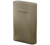 Skulptural: Ridge Vase von Muuto Der kunstvolle Charakter der Ridge Vase von Muuto kommt auch ganz ohne Blumen perfekt zur Geltung. Ihr skulpturaler Ausdruck entsteht durch das raffinierte und strukturierte Design . Die kleine Delle am oberen Rand der Vase ist nicht nur ein optischer Hingucker, er sorgt auch dafür, dass die Blumen von allein gerade stehen bleiben und fungiert als Griff, um die Vase zu transportieren. Design by Studio Kaksikko Das Designstudio Kaksikko hat seinen Sitz in Helsinki. Es wurde von Salla Luhtasela und Wesley Walters gegründet. Die beiden lernten sich während ihres Studiums an der Aalto University School of Arts kennen, wo beide Design und Architektur studierten. Funktionale und zurückhaltende Formen , die durch ihre praktischen Eigenschaften bestechen stehen im Vordergrund der Entwürfe von Kaksikko. Die Spezialisierung des Studios liegt bei Keramikgeschirr und Holzmöbeln . Material und Format Je nach Auswahl besteht die Vase aus Terrakotta oder Steingut . Beide Varianten sind innen glasiert und außen roh . Die Vase ist in zwei Abmessungen erhältlich: B 23 x T 8,5 x H 35 cm oder B 31 x T 10,5 x 48,5 cm. Hinweis: Bitte reinigen Sie die Vase nur mit Wasser und von Hand, um Beschädigungen der Oberfläche zu vermeiden. Die Vase ist nicht spülmaschinengeeignet.