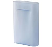Skulptural: Ridge Vase von Muuto Der kunstvolle Charakter der Ridge Vase von Muuto kommt auch ganz ohne Blumen perfekt zur Geltung. Ihr skulpturaler Ausdruck entsteht durch das raffinierte und strukturierte Design . Die kleine Delle am oberen Rand der Vase ist nicht nur ein optischer Hingucker, er sorgt auch dafür, dass die Blumen von allein gerade stehen bleiben und fungiert als Griff, um die Vase zu transportieren. Design by Studio Kaksikko Das Designstudio Kaksikko hat seinen Sitz in Helsinki. Es wurde von Salla Luhtasela und Wesley Walters gegründet. Die beiden lernten sich während ihres Studiums an der Aalto University School of Arts kennen, wo beide Design und Architektur studierten. Funktionale und zurückhaltende Formen , die durch ihre praktischen Eigenschaften bestechen stehen im Vordergrund der Entwürfe von Kaksikko. Die Spezialisierung des Studios liegt bei Keramikgeschirr und Holzmöbeln . Material und Format Je nach Auswahl besteht die Vase aus Terrakotta oder Steingut . Beide Varianten sind innen glasiert und außen roh . Die Vase ist in zwei Abmessungen erhältlich: B 23 x T 8,5 x H 35 cm oder B 31 x T 10,5 x 48,5 cm. Hinweis: Bitte reinigen Sie die Vase nur mit Wasser und von Hand, um Beschädigungen der Oberfläche zu vermeiden. Die Vase ist nicht spülmaschinengeeignet.