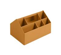 Vielseitig: Sketch Toolbox von Muuto Mit ihrem geradlinigen Design und den schräg angelegten Fächern erinnert die Sketch Toolbox von Muuto an den einfachen architektonischen Grundriss eines Hause s. Damit bietet sie auch verschieden große Stauräume für die unterschiedlichsten Utensilien und Verwendungszwecke. Dank des im Design integrierten Griffs ist Sketch leicht zu transportieren und somit ein hilfreicher und angenehmer Begleiter in Ihren vier Wänden - ob in Küche, Heimwerkstatt oder am nomadischen Arbeitsplatz. Material und Format Der vielseitige Werkzeugkasten wird in Dänemark aus mindestens 91 % recycelten Post-Verbraucher-Kunststoffabfällen hergestellt. Er misst 26 x 17,5 cm und ist insgesamt 16,5 cm hoch. Bestellen Sie die formschöne Sketch Toolbox gleich hier im Onlineshop in den modernen Farben Mitternachtsblau und Grau !