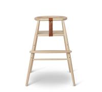 Ein echtes Familienstück: Der ND54 Hochstuhl von Carl Hansen & Søn Das Designer Ehepaar Nanna und Jørgen Ditzel hat zwar eine Reihe an Kindermöbeln entwickelt, jedoch gilt der 1954 entworfene ND54 Hochstuhl als eines der größten Werke von ihnen. Durch das klassische Design ist der Stuhl vielseitig einsetzbar und auf eine lange Nutzungsdauer ausgerichtet. Deshalb ist die Fußbank auch in drei Höhen verstellbar und kann somit bis zu 15 kg benutzt werden. Der Sicherheitsriemen kann ebenfalls entfernt werden, wenn die Kinder groß genug sind und sicher sitzen. Im Lieferumfang enthalten sind zudem drei Edelstahlschilder, welche zum Eingravieren von Kindernamen genutzt werden können. Somit kann der formschöne Hochstuhl immer wieder ans nächste Kind weitergegeben werden. Optional ist ein Babyeinsatz erhältlich. Material und Format Der Hochstuhl wird aus FSC-zertifiziertem massivem Buchenholz angefertigt sowie matt lackiert und ist dadurch sehr robust und langlebig. Carl Hansen verwendet für seine langlebigen Designermöbel ausschließlich Hölzer aus nachhaltiger Forstwirtschaft , die möglichst umweltfreundlich verarbeitet werden. Der Sicherheitsriemen ist aus Kernleder. Der Hochstuhl misst in der Breite 51cm, in der Tiefe 52cm und in der Höhe 70.5cm. Die Sitzhöhe beträgt 53.5cm und die Fußbank kann an folgenden Höhen eingestellt werden: 30.5cm, 37cm und 43.5cm.