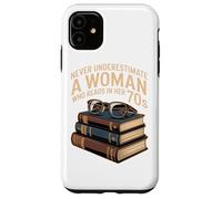 NEVER UNDERESTIMATE A WOMAN WHO READS IN HER 70S Book Case for iPhone 11