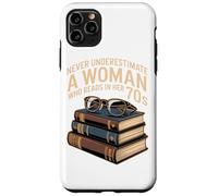 NEVER UNDERESTIMATE A WOMAN WHO READS IN HER 70S Book Case for iPhone 11 Pro Max