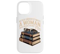 NEVER UNDERESTIMATE A WOMAN WHO READS IN HER 70S Book Case for iPhone 14