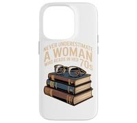 NEVER UNDERESTIMATE A WOMAN WHO READS IN HER 70S Book Case for iPhone 14 Pro