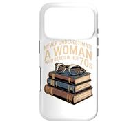 NEVER UNDERESTIMATE A WOMAN WHO READS IN HER 70S Book Case for iPhone 17 Pro