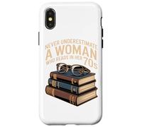 NEVER UNDERESTIMATE A WOMAN WHO READS IN HER 70S Book Case for iPhone X/XS