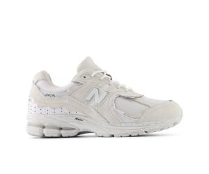 New Balance Unisex 2002DX Protection Pack Gore-Tex® in White/Grey Suede/Mesh, size 11.5