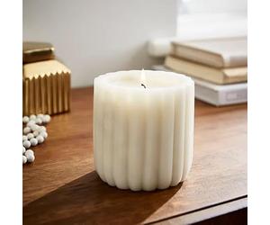 New White Modern Silk Floral Scented Candle, Ribbed Marble Container with a Rich, Elegant Scent and 28-Hour Burn Time, A Stylish and Fragrant Addition to Any Home Decor - M61
