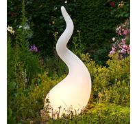 Next Alien SL Standleuchte von Costantin Wortmann. Invasion aus einer anderen Welt. Es scheint als gleite ein fremdartiges Wesen an einem Seil hinab. Behutsam, gleichsam schwerelos. Es erstrahlt in einem warmen, sanften Licht. Alien. Erhältlich in drei Varianten und zwei Größen als Boden -, Tisch - und Pendelleuchte . Textilkabel in rot oder silber und die Abdeckung unten in rot oder weiß. Eine Alien-Formation, die Ihren Raum erleuchtet, Dimmbar. Lieferung exklusive Leuchtmittel