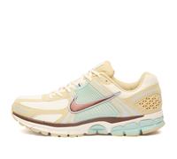 Nike Men's Zoom Vomero 5 Se Sneaker, Team Gold/Fauna Brown/Pale Ivo, 6.5 UK
