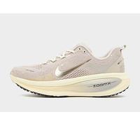 Nike Women's Vomero 18 Se Sneaker, Cream Ii/Metallic Gold Grain/Coconut Milk, 7.5