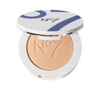 No7 Lift & Luminate Triple Action Powder - Medium - Pressed Makeup Setting Powder for Face - Compact Setting Powder Reduces the Appearance of Fin