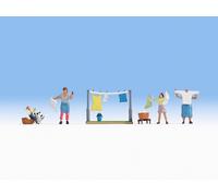NOCH 15595 HO Scale Women Hanging Laundry