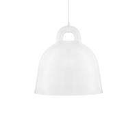 Industrial Chic: Bell Lamp Hängeleuchte von Normann Copenhagen Ein robustes Äußeres kombiniert mit einer schlichten Form - die Bell Lamp Hängeleuchte von Normann Copenhagen überzeugt durch ihren industriellen und freundlichen Look. So macht sie sich in privaten Räumlichkeiten, aber auch in Büros gut. Als Ausgangspunkt für den Entwurf verwendeten die Designer Andreas Lund und Jacob Rudbeck die ikonische Form einer Glocke . Die glatte und abgerundete Oberfläche verleiht der Lampe eine Wirkung wie gegossen. Eine weiße Innenseite reflektiert das Licht und gibt es an die Umgebung wieder. Design: Andreas Lund & Jacob Rudbeck 2000 schlossen Jacob Rudbeck und Andreas Lund ihre universitäre Ausbildung ab. Rudbeck an der Royal Danish Academy of Fine Arts und Lund an der Danish Design School - danach gründeten sie gemeinsam ein Designstudio. "Design ist industrielle Handwerkskunst, in der das Zusammenspiel von Funktion und Form vollkommen in Harmonie verschmilzt. Wir möchten die skandinavische Designtradition weitergeben und Alltagsobjekte schaffen, die Persönlichkeit haben, ohne aufdringlich zu sein." - Designstudio Rudbeck & Lund Material und Format Die Designleuchte ist vollständig aus Aluminium gefertigt. Sie ist in verschiedenen Größen und Farbvarianten erhältlich.