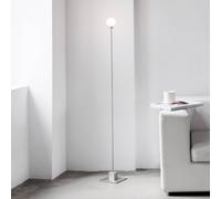 Old gut gold: Snowball Floor Stehleuchte von Northern Als moderne Version einer klassischen Bauhausleuchte ist die Snowball von Northern ein perfekter Beweis dafür, dass der futuristische und kubistische Stil der Bauhaus-Ära auch heute noch zeitgemäß ist. Das Metallgestell steht in einem angenehmen Kontrast zum Milchglas des Lampenschirms, genau wie die strengen Winkel des Sockels zu der runden Form der Kugel. Mit ihrem minimalistischen und klassischen Look ergänzt die Designleuchte eine Vielzahl von Innenräumen perfekt. Die schlanke Snowball ist zeitlos, raffiniert und auch sicher in vielen Jahrzehnten noch äußerst ansprechend. Northern - Kreatives aus dem Norden Im Norden verbindet sich der kreative Ausdruck mit traditionellem Handwerk und rauen Kontrasten. Die Marke Northern wurde in den Studios von Northern Lighting , einem Team von kreativen Designern gegründet. Sie verbinden Ästhetik mit Funktionalität und verwenden natürliche Materialien und echte Handwerkskunst zur Produktion ihrer Entwürfe. Produkte von Northern überzeugen durch ihre Einfachheit und ihr geradliniges Design . Geräuchertes Holz, gedämpfte Farben und kräftige Silhouetten erzeugen einen eleganten Touch . Northern entwirft mit dem Anspruch jedes Ambiente zu einem Unikat zu machen, und eine neue Vision des nordischen Stils zu erzeugen. Technische Details G9, LED 6W, 220V - 240 V Energieklasse: G Schirmmaterial: Mundgeblasenes Glas Schirmfarbe: Weißes Opalglas Gehäusematerial: Stahl und Aluminium oder Messing Leuchtmittel nicht im Lieferumfang enthalten Kabel: 200 cm