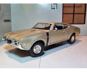 Oldsmobile 442 Gold 4-4-2 1968 Detailed Welly NEX 1:24 Diecast Scale Model Car