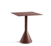 Perfekte Harmonie aus scheinbaren Gegensätzen: Palissade Cone Table Beistelltisch eckig von Hay Die Cone Tische wurden von Ronan und Erwan Bouroullec als Ergänzung zur Palissade-Kollektion entworfen. Sie verfügen über einen soliden, stabilisierenden Betonsockel und eine ultradünne Tischplatte aus Stahl. Im Zusammenspiel von Material und Design liegt auch die Besonderheit: Die Tische sind massiv und stark, aber dabei nicht sperrig oder plump, sondern strahlen Eleganz und Leichtigkeit aus. Der pulverbeschichtete Stahl sorgt dafür, dass die Outdoormöbel besonders widerstandsfähig und langlebig sind. Entdecken Sie die verschiedenen Ausführungen dieser einzigartig schönen Tischkollektionen jetzt bei uns im Onlineshop! Hay - zeitgemäße Möbel aus Dänemark Im Jahr 2002 gegründet, verfolgt der dänische Hersteller Hay das Ziel Möbel zu schaffen, die den Bedürfnissen des modernen Lebens gerecht werden und einem möglichst großen Publikum zugänglich sind. Inspiriert von den stabilen Strukturen der Architektur und den dynamischen Wendungen der Mode, kombiniert Hay die Werte der beiden Branchen und schafft langlebige und ansprechende Qualitätsprodukte. Material und Format Der stählerne Palissade Cone Beistelltisch mit quadratischer, 65 cm breiter und 65 cm tiefer Tischplatte ist 74 cm hoch. Erhältlich ist er der schöne Outdoor-Tisch in den Farben Olivgrün und Anthrazit.