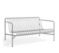 Zu zweit: Palissade Lounge Sofa von Hay Gemeinsam die Sonne genießen - das Palissade Lounge Sofa von Hay überzeugt durch sein schlichtes Erscheinungsbild und den offensichtlichen Outdoor-Charakter. Es kann nämlich ohne Probleme draußen stehen bleiben, denn es ist feuerverzinkt. Palissade Serie von Hay Symmetrische Geometrie - das Grundprinzip der Palissade Kollektion . Visuelle Einfachheit und eine klare Struktur zeichnen auch die Outdoormöbel aus. Entworfen wurden die Möbel von den Bouroullec Brüdern mit dem Ziel, dass sich die Möbel mühelos in natürliche, aber auch städtische Umgebungen integrieren. Dieser Spagat ist den französischen Designern in jedem Fall gelungen. Die Kollektion eignet sich für eine Vielzahl von Umgebungen , von Cafés und Restaurants bis hin zu Gärten, Terrassen und Balkonen. Ronan und Erwan Bouroullec Das Designduo Bouroullec besteht aus den Brüdern Ronan und Erwan , die in Quimper in Frankreich geboren wurden. Seit 1999 betreiben die beiden als gleichberechtigte Partner ihr Design-Studio im Belleville Quartier in Paris. Vom kleinen Gebrauchsgegenstand bis hin zu großen Architekturprojekten - ihr Aufgabengebiet ist äußerst vielseitig. Material und Format Die Bank besteht aus feuerverzinktem Stahl. Sie ist 139 cm breit, 88 cm tief und 70 cm hoch. Die Sitzhöhe liegt bei 38 cm.