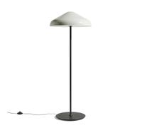 Wie ein Zelt: Pao Steel Floor Lamp Stehleuchte Hay Die Pao-Lampenkollektion ist eine spannende Zusammenarbeit mit dem etablierten japanischen Designer Naoto Fukasawa. Benannt nach der weichen, leuchtenden Form der traditionellen mongolischen Pao-Zelte, die nachts beleuchtet werden, wollte Fukasawa die gleiche atmosphärische Wärme und Freundlichkeit in der Pao-Stehleuchte einfangen. Pao basiert auf Fukasawas Ästhetik der schönen Einfachheit; er hat einen Alltagsgegenstand geschaffen, der sich auf Designwerte aus der natürlichen Welt stützt. Indem er die Ästhetik bescheiden und einfach hält, bringt er das Design in Harmonie mit seiner Umgebung und unterstreicht seine primäre Absicht, die Atmosphäre angenehm und komfortabel zu gestalten. Material und Format Die Pao Stehleuchte besteht aus einem beschwerten Stahlsockel und einem schlanken Ständer mit dem unverwechselbaren Schirm aus Glas oder Stahl, der eine breite Lichtausbeute bietet und gleichzeitig ein warmes, wohnliches Licht abgibt. Technische Details Kabellänge 270 cm 2x LED E27 220-240V IP 20 Nicht dimmbar